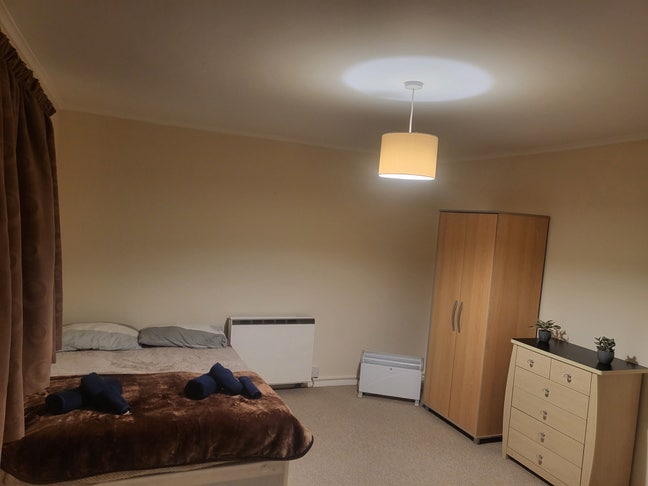 Large double room with bills included Main Photo
