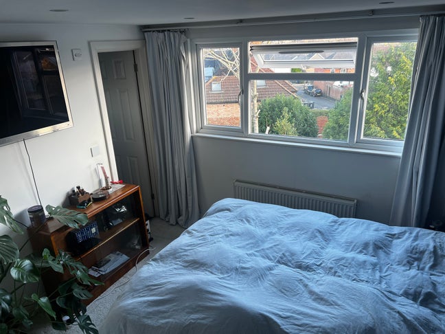 Large Ensuite Master Room in 5-Bed House Main Photo