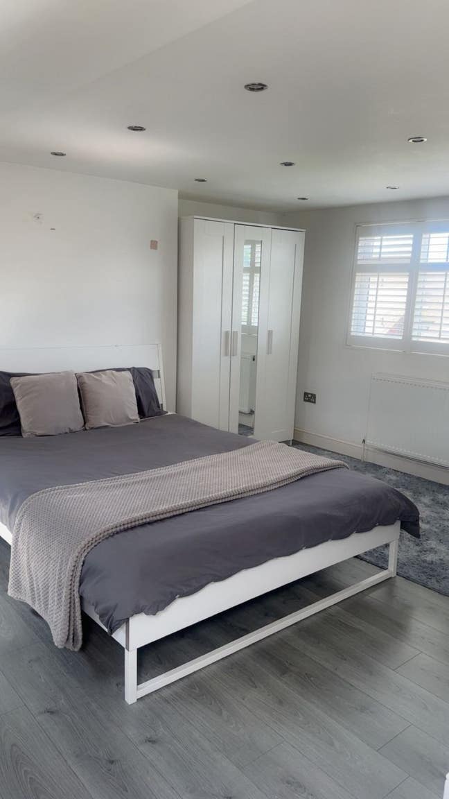 Double room is available for rent in - E4  Main Photo