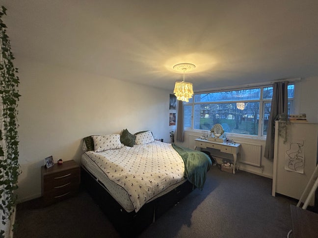Bedroom available in 4-bed house in Streatham Main Photo