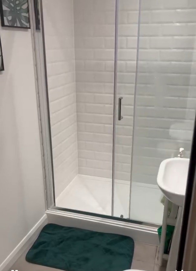 One bedroom en-suite available in a furnished two  Main Photo