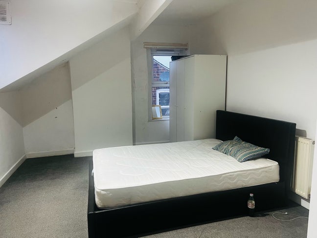 Double bedroom available for couples  Main Photo