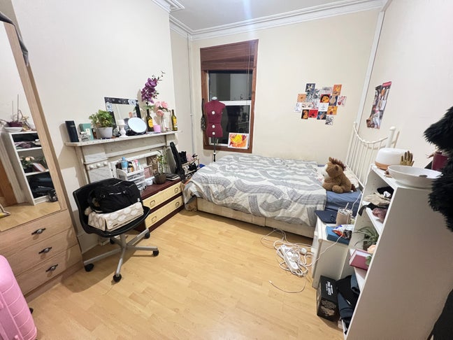 One double-bed spacious room in wimbledon Main Photo