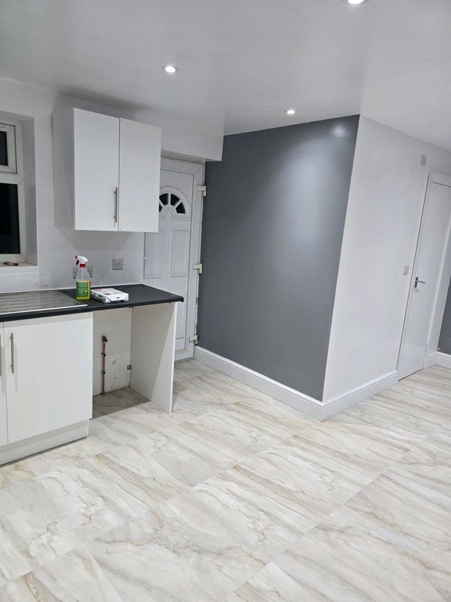 Stunning studio flat to rent Main Photo