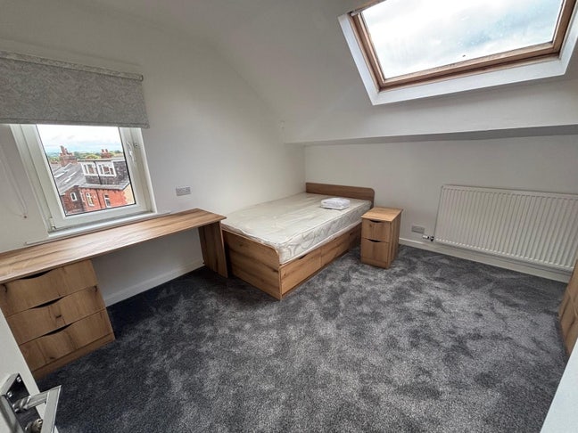 Beautiful and Spacious room available in Head  Main Photo