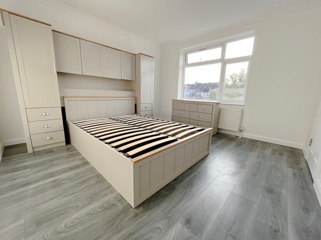 Large Ensuite Room 5Min Walk to Hounslow East Main Photo