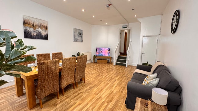 Modern rooms in a Large house- Bills Included Main Photo