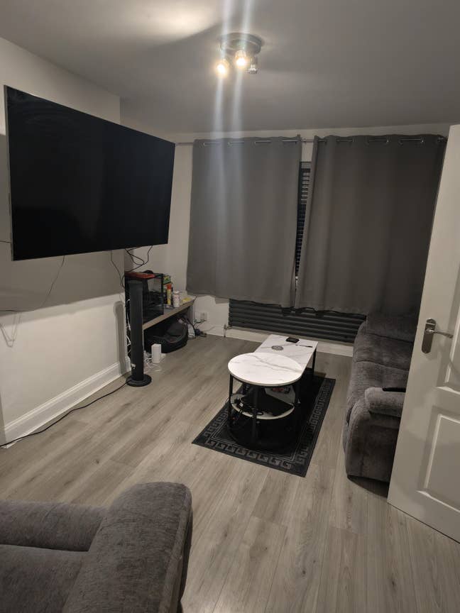 Big double room in a modern house with 1 other. Main Photo