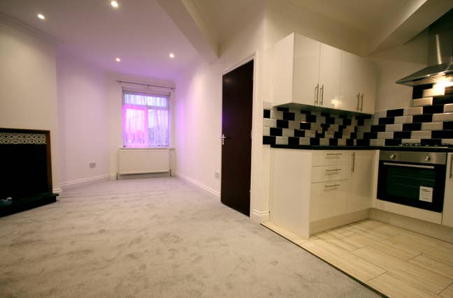 2 Bed Flat 5-10 Mins Walk to Hounslow East Main Photo