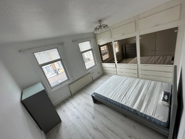 Large Double room in female only house for 1 perso Main Photo