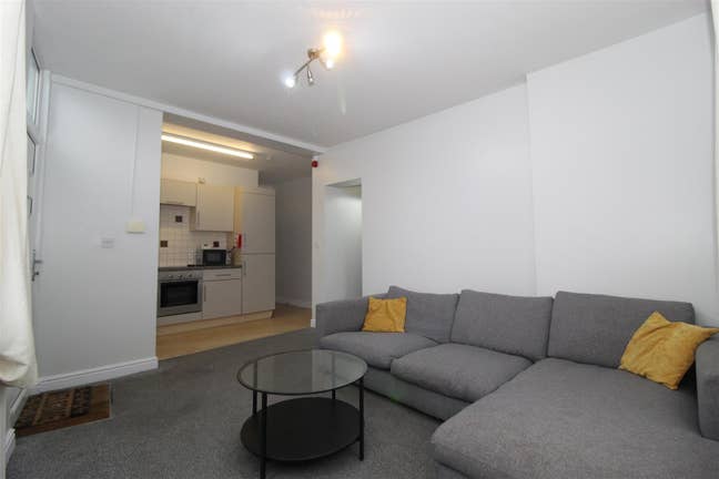 Fully Furnished, Three Bed Apartment in Horsforth Main Photo
