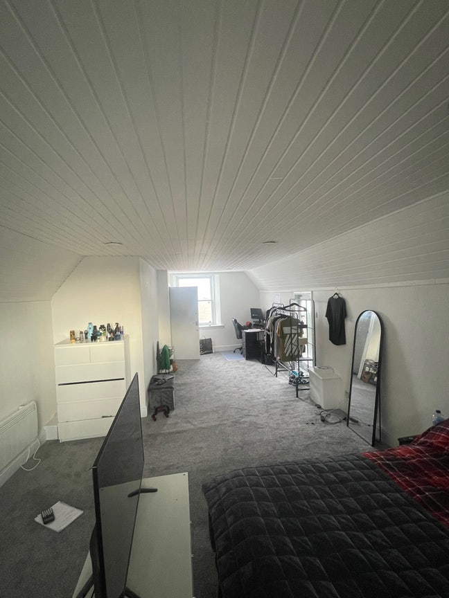 Spacious 2-storey flat – Room available now Main Photo