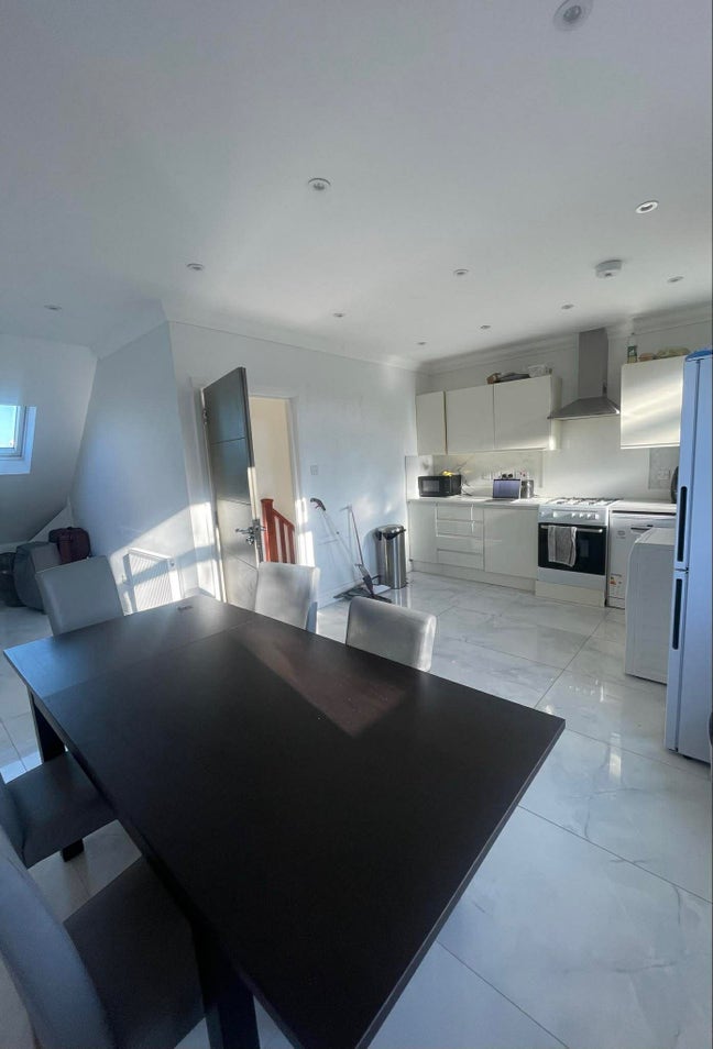 Room in Brent Cross - 25 Mins into City- £890 P/Cm Main Photo