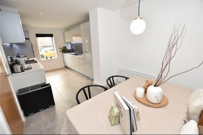 Large, Spacious Double Room — Bills Included Main Photo