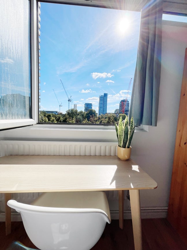 Sunny Double Room | 5 min to Aldgate East  Main Photo