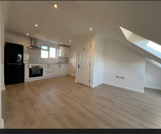 Newly refurbished 2 bedrooms for rent  Main Photo
