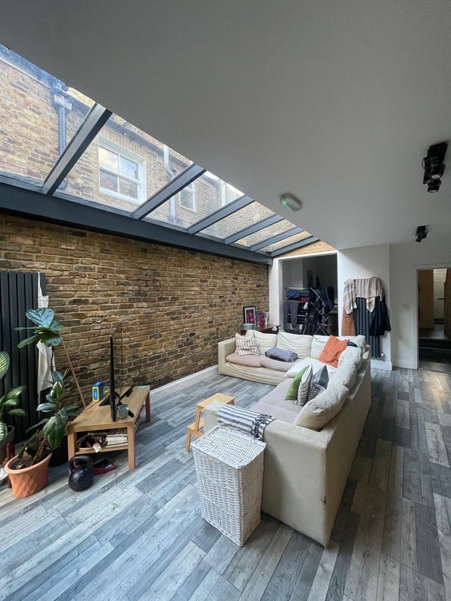 Spacious bedroom on Roman Rd  Main Photo