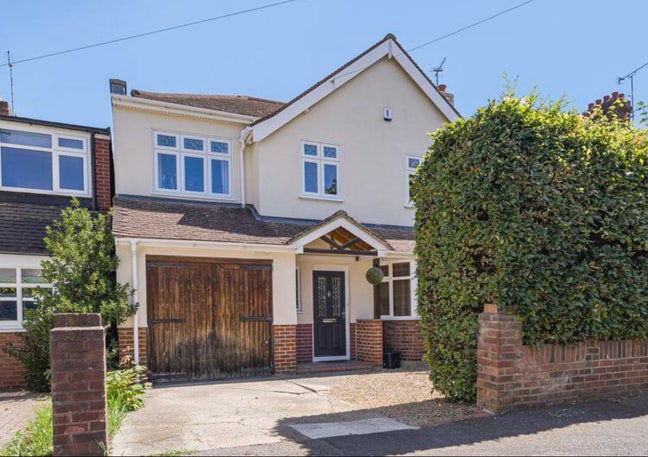 Spacious, Newly Decorated Double Bedroom Main Photo