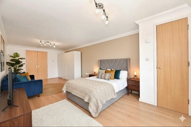 XL Room - Living Area w/Balcony - 5min to DLR!!  Main Photo