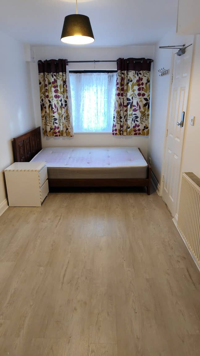 F/Furnished Large D/Room with an Ensuite in MK6 Main Photo