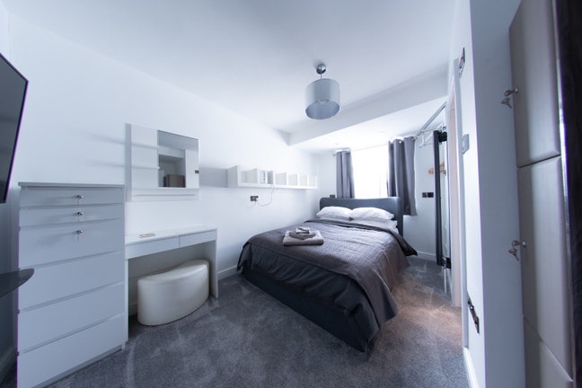 Furnished king bed, en-suite, weekly cleaner! Main Photo