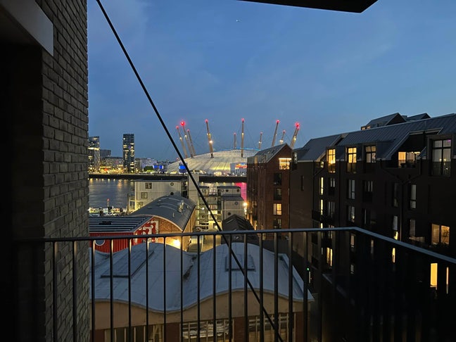 Double en-suite in beautiful new Thames side flat Main Photo