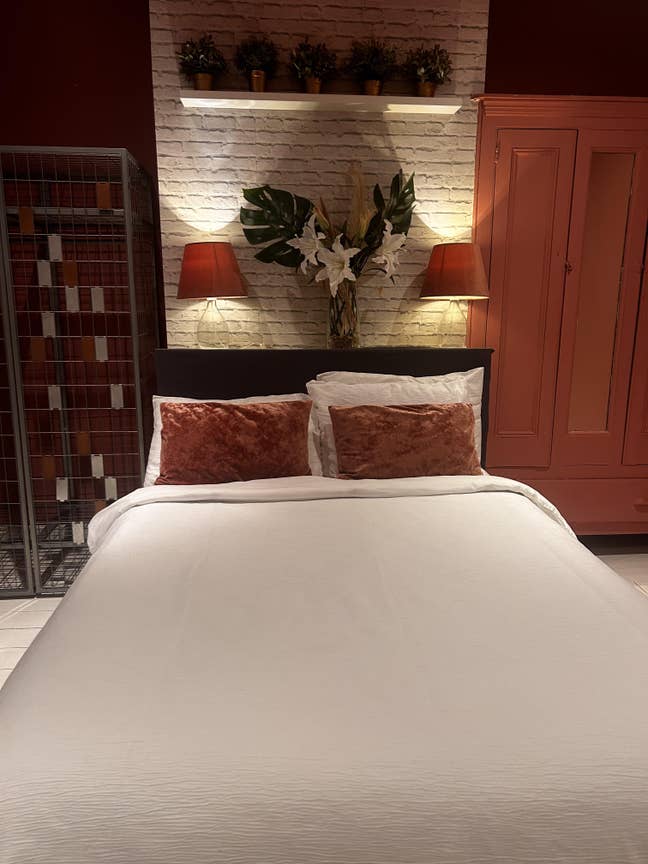 Large Bright Double Room (All Bills Included)  Main Photo