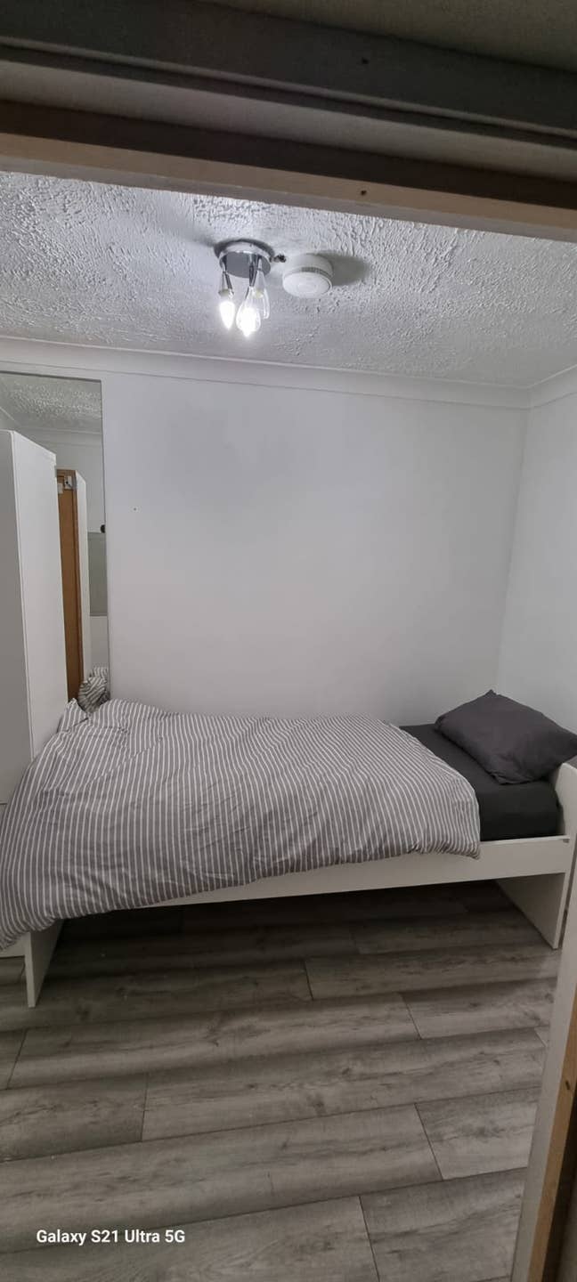  Spacious Single Room Available Now Main Photo