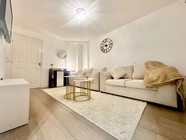 Modern 2 bedroom House - Fully Furnished - Parking Main Photo