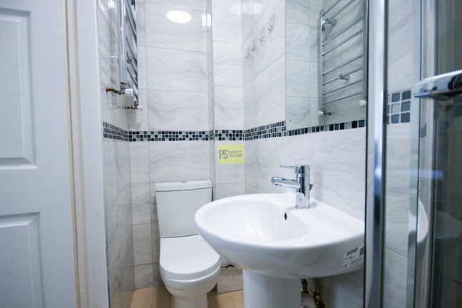 Ensuite 2 minute walk to the UOB Main Photo