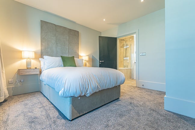 Full flat available. 2 bed 2 bath modern furnished Main Photo