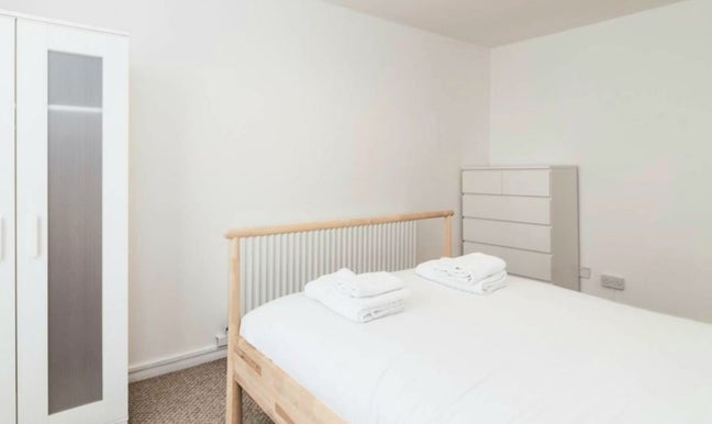 Nice, bright bedroom in Winchester for individual Main Photo