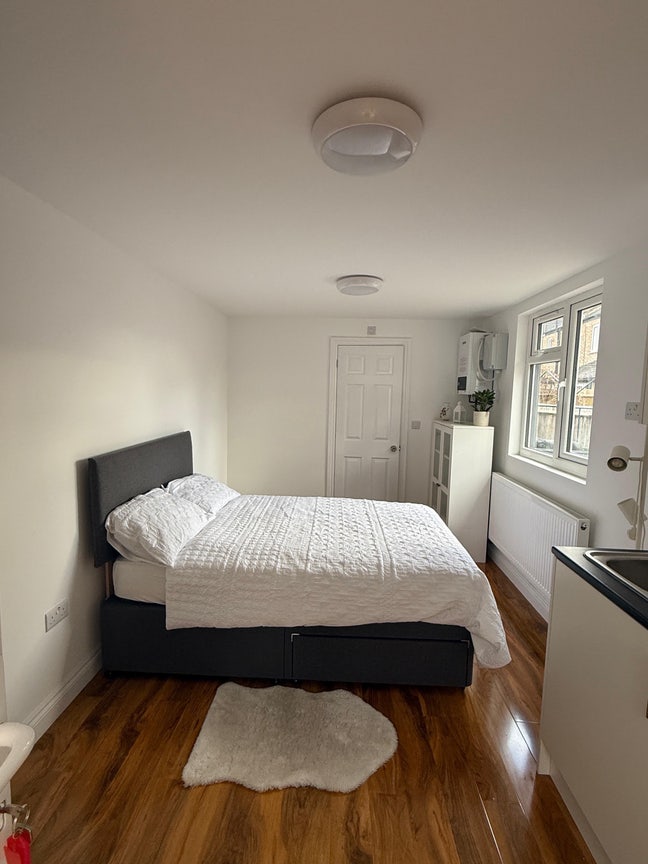 Studio: Double bed in Mitcham  Main Photo