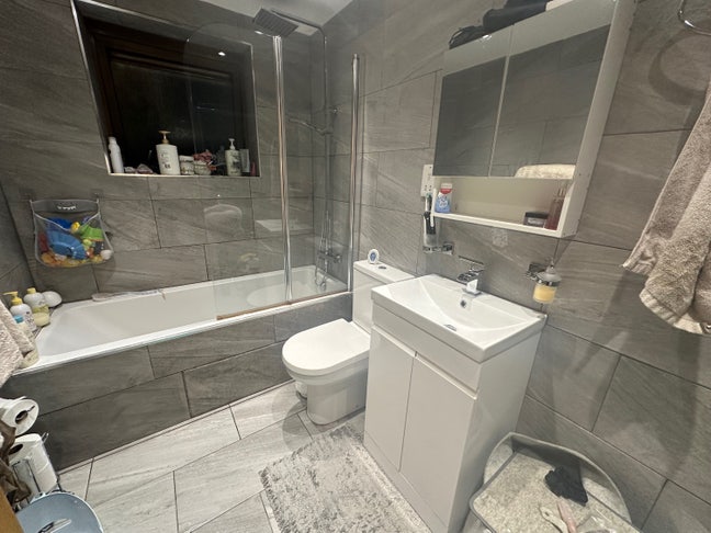 Large double bedroom with en suite & balcony Main Photo