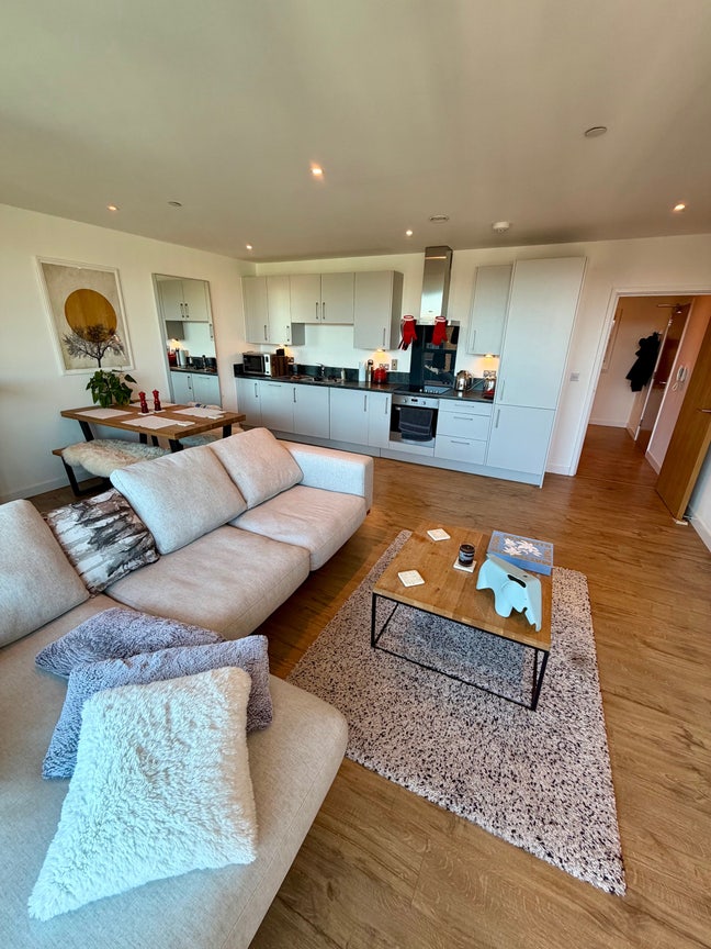 Large Bedroom with En-Suite Main Photo