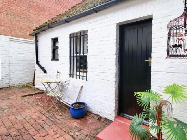 Beautiful small studio cottage. Short term stays.  Main Photo