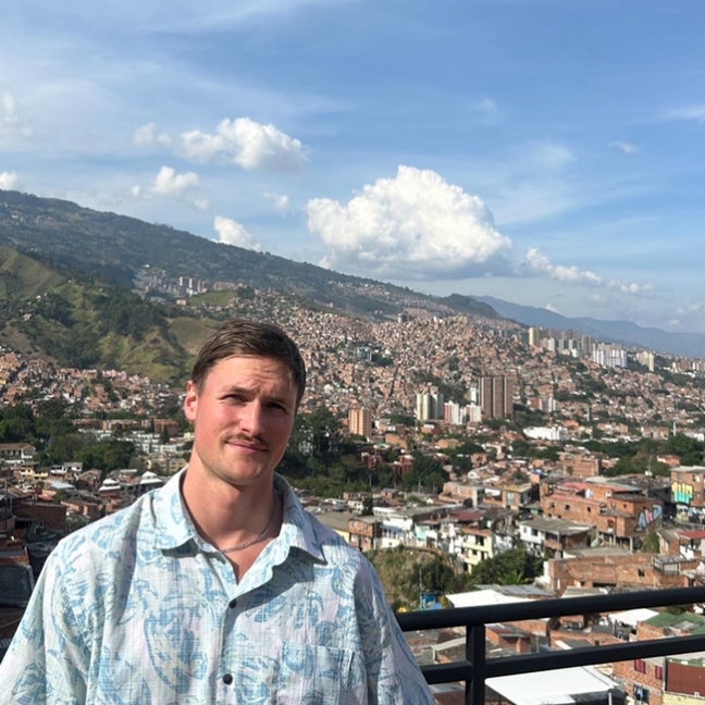 Looking for someone who’s social but also a prof  Main Photo