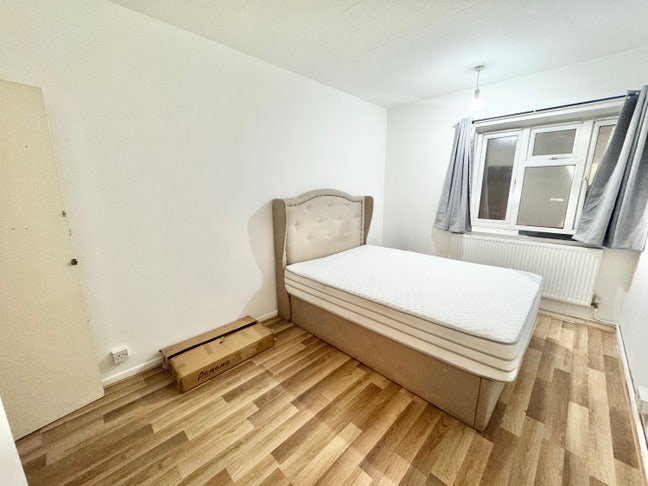 1 Bed Apartment with / Living - 1min to St Main Photo