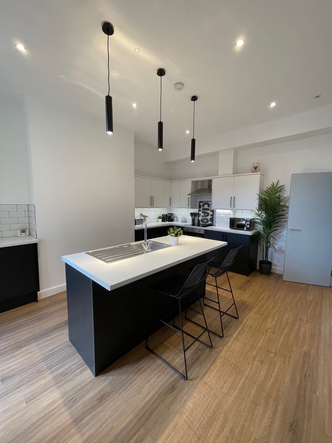 En-suite furnished double room  Main Photo