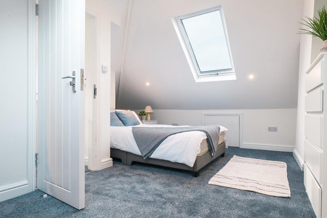 Large Double Room 1-minute walk to Hospital Main Photo