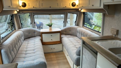 Self contained one double bedroom modern caravan Main Photo