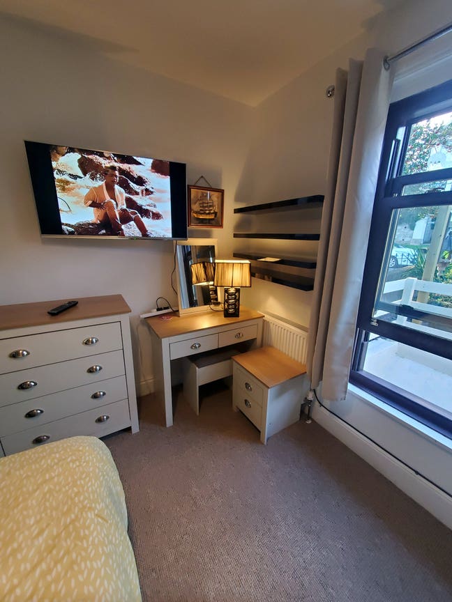 Bedroom for rent Main Photo