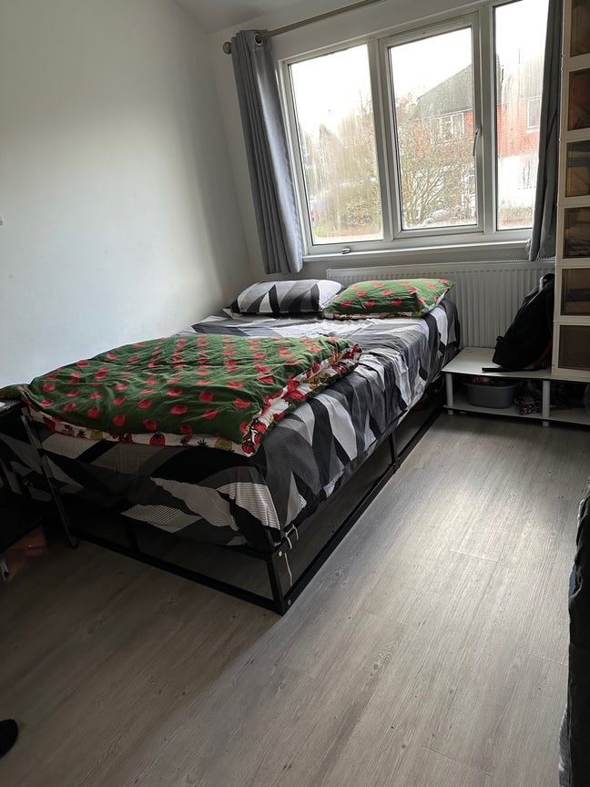 Double room in kt5 Kingston  Main Photo