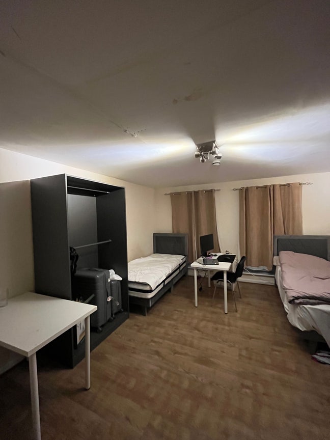 Room available for share with me (for one person) Main Photo