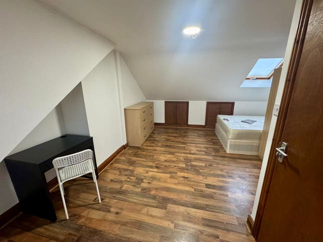 Spacious Double Room *E10 6Pr*  Bills Included Main Photo