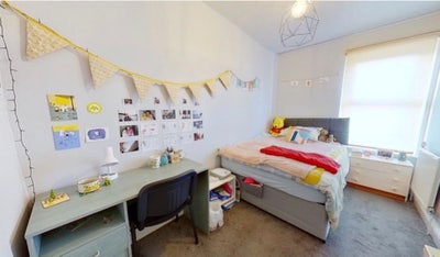 A Spacious Room with Walkin Wardrobe at Headingley Main Photo