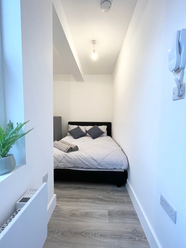 Newly Refurbished Modern En Suite Rooms Available Main Photo