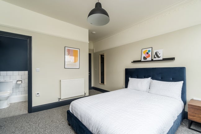 Large Double Ensuite Room - Mutley  Main Photo