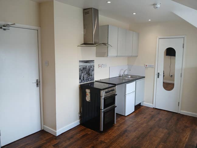 ST6/ Studio Flat. Funrished. Includes all Bills Main Photo