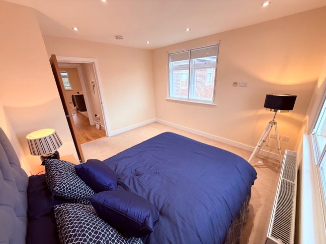 Modern En-Suite Room – Central Reigate Main Photo